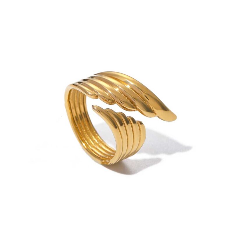 Anel Asas Aeris. Este delicado anel apresenta um design inspirado em asas, simbolizando liberdade e sofisticação.