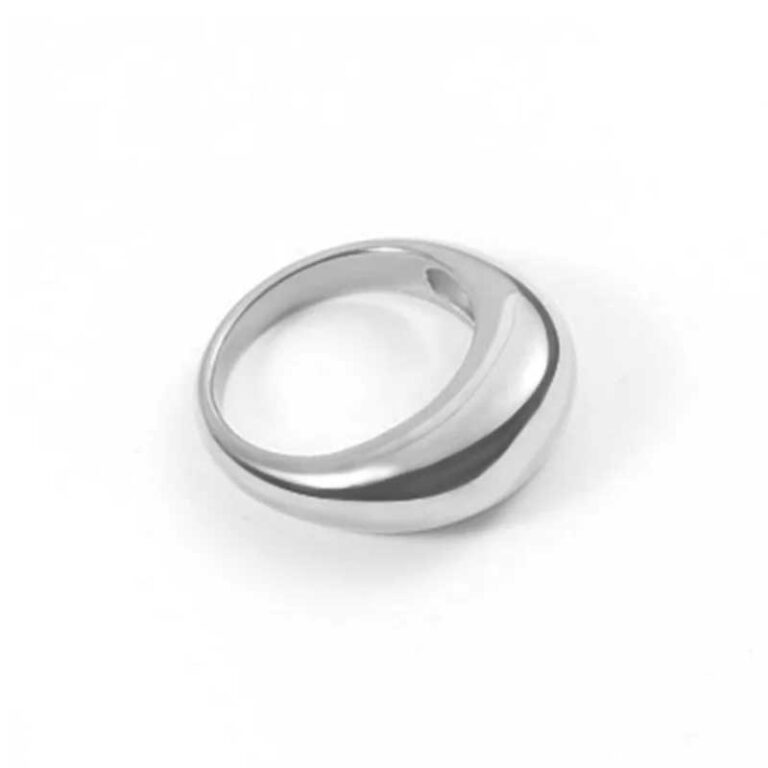 Anel Bold Orin Atemporal. Com um design robusto e sofisticado, este anel é perfeito para quem busca uma peça marcante e versátil.