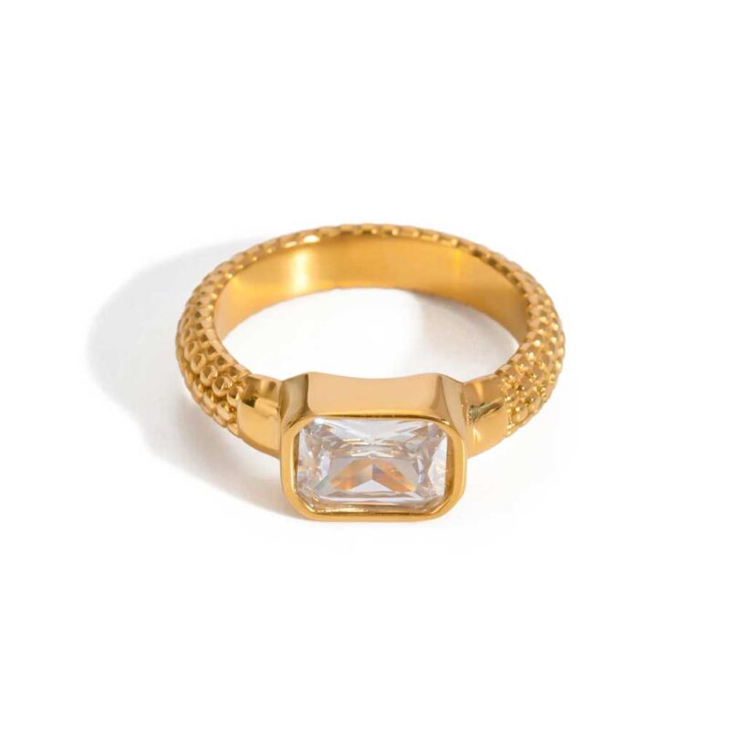 Anel com Zircônia Kyra. Com um design delicado e adornado por zircônias cintilantes, este anel é perfeito para quem busca elegância e sofisticação em uma peça versátil.